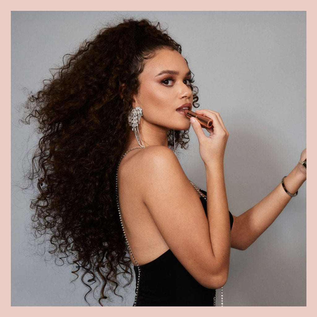 Madison Pettis Uses Bebonias to Rock a 90’s-Inspired Look